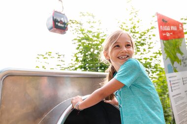 Junges Mädchen, welches sich gerade am Start einer Rutsche im Waldrutschenpark-Golm befindet | © Golm Silvretta Lünersee Tourismus GmbH Bregenz, Mathäus Gartner