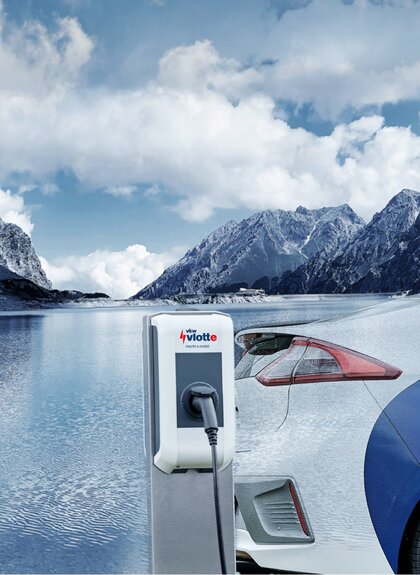 Mann der sein Elektroauto an einem See an einer Ladesäule auflädt | © vkw vlotte Vorarlberg