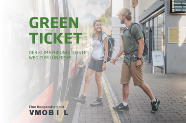 Produktfoto mit de m Slogan Green Ticket mit zwei Personen, die gerade in einen Zug einsteigen | © Golm Silvretta Lünersee Tourismus GmbH Bregenz
