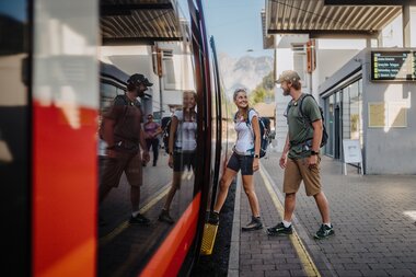 Ein Mann und eine Frau, die gerade am Bahnhof in den Zug einsteigen | © Golm Silvretta Lünersee Tourismus GmbH Bregenz, Philipp Schilcher