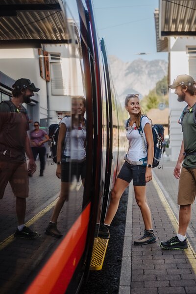 Ein Mann und eine Frau, die gerade am Bahnhof in den Zug einsteigen | © Golm Silvretta Lünersee Tourismus GmbH Bregenz, Philipp Schilcher
