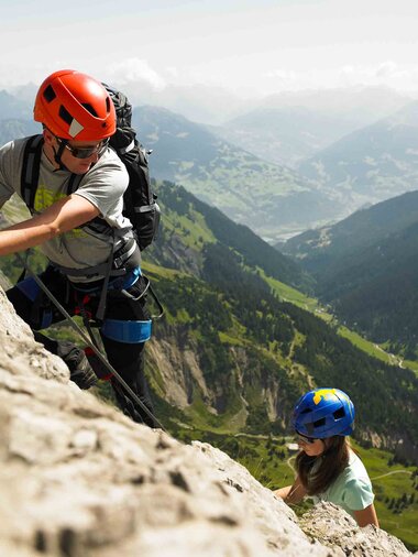 Zwei Kletterer an einer schroffen Felswand | © Montafon Tourismus GmbH Schruns, Alex Kaiser