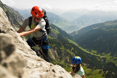 Zwei Kletterer an einer schroffen Felswand | © Montafon Tourismus GmbH Schruns, Alex Kaiser