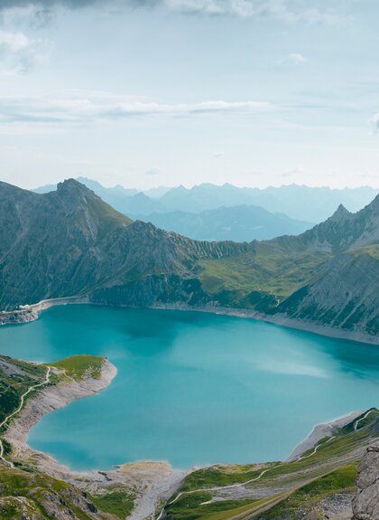 Herzförmiger See umgeben von einer malerischen Bergkulisse | © Golm Silvretta Lünersee Tourismus GmbH, Mathaeus Gartner