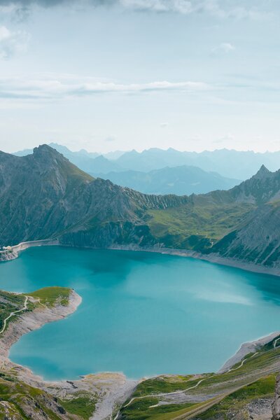 Herzförmiger See umgeben von einer malerischen Bergkulisse | © Golm Silvretta Lünersee Tourismus GmbH, Mathaeus Gartner