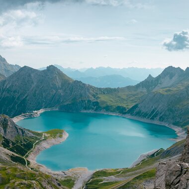 Herzförmiger See umgeben von einer malerischen Bergkulisse | © Golm Silvretta Lünersee Tourismus GmbH, Mathaeus Gartner