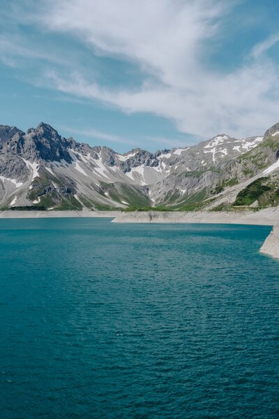 Lünersee im Brandnertal | © Golm Silvretta Lünersee Tourismus GmbH Bregenz, Philipp Schilcher Großer Stausee im Brandnertal umgeben von Bergen | © Golm Silvretta Lünersee Tourismus GmbH Bregenz, Philipp Schilcher