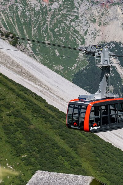 Bergbahn Gondel vom Lünersee, die gerade den Berg zum Lünersee hoch fährt | © Golm Silvretta Lünersee Tourismus GmbH Bregenz, Philipp Schilcher